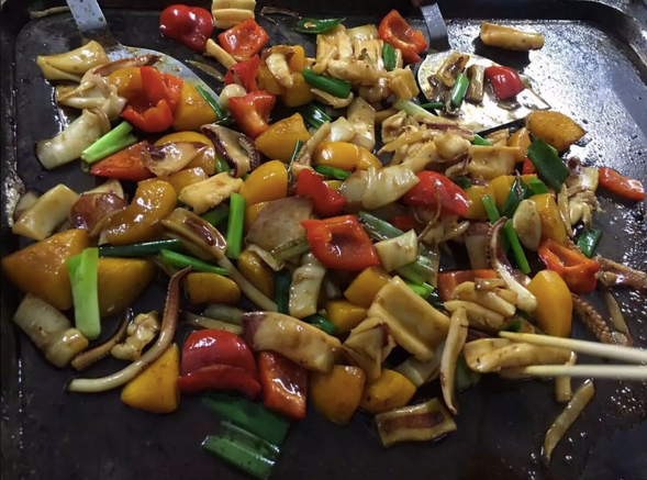 將新鮮漁獲製成船家料理,共享美味的一餐