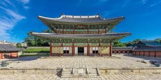 Gyeongbokgung Palace + Hanbok Experience
Explore Korea’s grandest royal palace in traditional dress — a perfect start to the day and a great photo op.