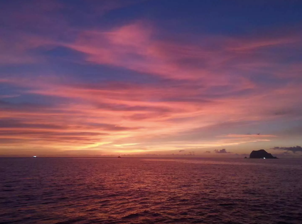 在晚霞時分(17:30 場次)出海,感受千變萬化的台灣近海