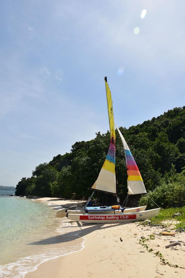 Make a stop to nearby island for Thai lunch box and water activities.