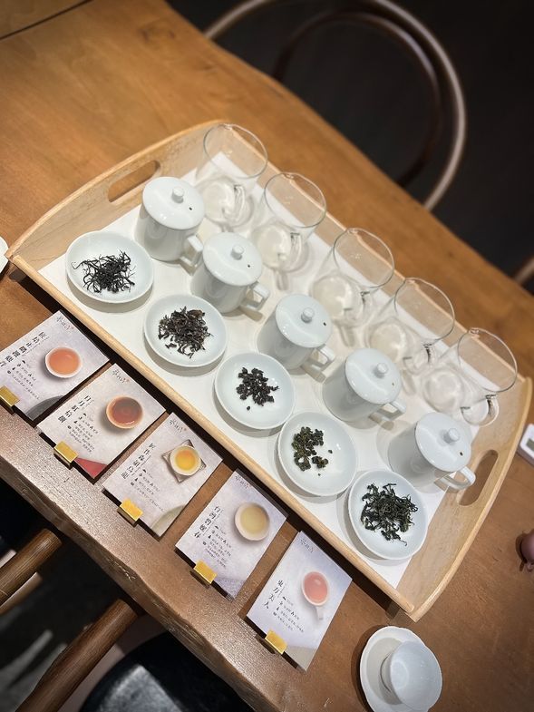 一人五款台灣茶品茶體驗
體驗時間|約 1 小時
包含:
✓ 五款不同風味的台灣茶
✓ 五款茶葉特色介紹
✓ 茶香、茶湯與風味體驗
✓ 茶師現場引導品飲
✓ 一段屬於自己的喝茶時間
適合:
・一個人來台灣旅行的旅客
・第一次接觸台灣茶的人
・喜歡茶、咖啡、生活文化的人
・想找一個安靜午後的人