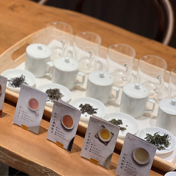 大稻埕特有的懷舊氛圍,踏入大門進入茶的世界,透過專業茶師學習、品嚐、沖泡當季最甘口的台灣茶,用一個小時以舌尖探訪台灣茶知名產區。