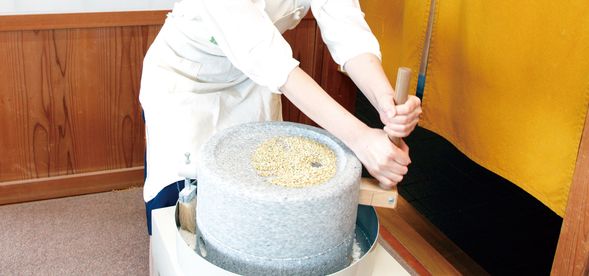石臼でそば粉を挽きます