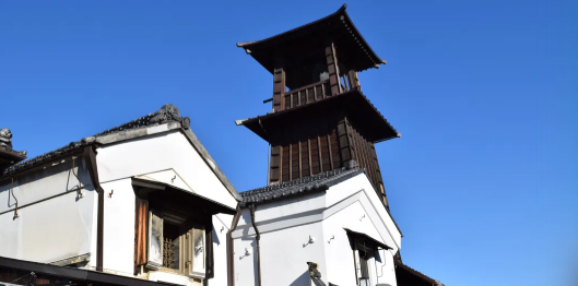 时之钟位于市中心地带,建筑风格独特,结合了欧洲和日本的设计元素。钟楼高约16米,由砖石和木材构成,外观精美,给人一种古朴而庄重的感觉。钟楼顶部有一个巨大的钟,钟声悠扬,曾经用于报时和通知市民。