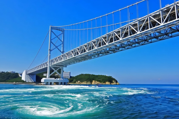 The Uzumaki Path of the Daimyo Bridge Pedestrian Path is located in the Naruto Strait and is a scenic pedestrian path under the Daimyo Bridge that connects Shikoku and Awaji Island. Standing on a transparent viewing platform, with surging seawater beneath my feet, huge eddies swirling and churning with the tide, like the dance of nature.
Not only can you experience the surging power of the strait up close here, but you can also appreciate the magnificent structure of the bridge. The sea breeze brushes gently, the sound of water roars, the tide intertwines with the bridge, the sky and the sea, creating a magnificent picture. Every step feels like whispering with time and nature, bringing unforgettable visual and spiritual shock.