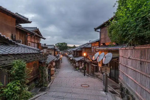 San Nian Ban&Nan Nian Ban are famous historical districts in Kyoto, known for their ancient stone steps and traditional wooden buildings. Here, various handicraft shops, tea houses, and souvenir shops converge, allowing tourists to stroll and experience the rich cultural atmosphere of Kyoto.