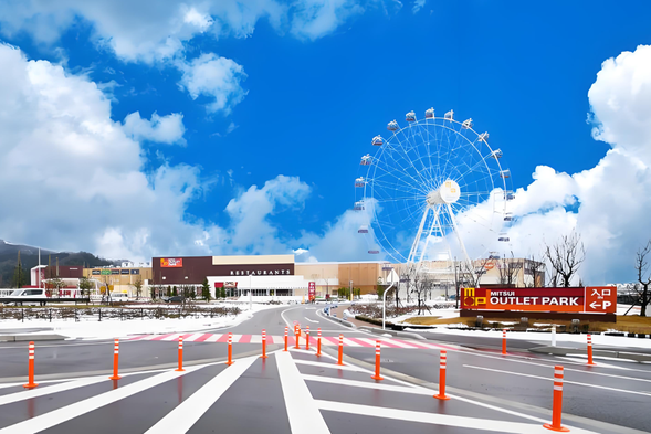 【三井奥特莱斯】(约60分钟)北海道、东北地区大型规模的三井奥特莱斯购物中心。从世界知名奢侈品牌、钟表到药妆店、北海道特产全部汇集于此,均已奥特莱斯价格提供。同时设有大型餐饮美食中心,开设儿童游乐区,可全家人共享美好休闲时光。室内型购物商场,即使北海道的冬天也可享受购物乐趣。可使用银联卡,有外币兑换服务。