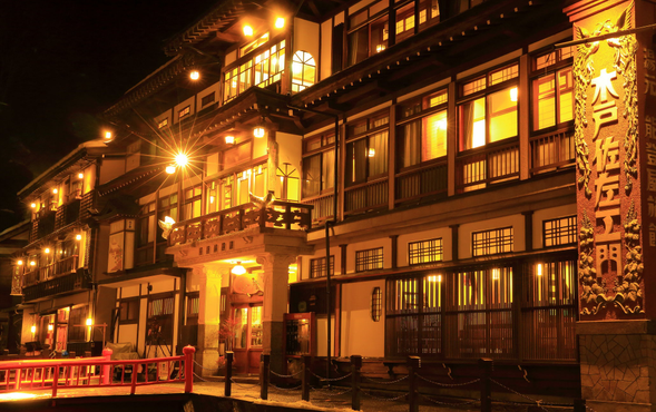 银山温泉位于山形县乡间的银矿旧址上,是寻幽探秘、领略古代日本风情的理想地点。河流两岸传统旅馆林立,风景如画,仿佛穿越时空回到了大正时代 (1912-1926)。虽然这里距离城市比较远,却会让您暂时摆脱都市的喧嚣繁杂,清净身心。