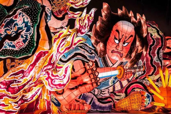 The Sleeping Demon Festival is one of the most representative summer festivals in Aomori, held annually from August 2nd to 7th in Aomori City. Giant Lantern Float (Sleeping Demon): Made of wood and paper, it lights up with brilliant colors and is often shaped like historical figures, generals, or mythological scenes. The lively dancer (Ha ネ t): dressed in floral clothing, shouted "ライセー! ライセー!" while dancing, creating a very lively atmosphere. Grand scale: attracting tourists from all over Japan and even the world, with a fireworks display on the last day to end the festival.