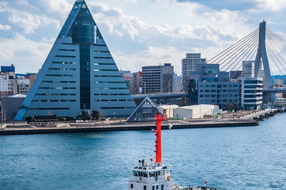 The Aomori Port Observatory is located at a high point in the port area, overlooking the entire Aomori Port and the city scenery. It is an excellent place to watch the sunrise and night view of the port. During the day, you can overlook the docked fishing boats and ferries, feeling the busy and vibrant harbor; At night, the harbor is adorned with lights, and the sea reflects the lights, like the reflection of a galaxy. The observation deck is equipped with a rest area and a telescope, allowing visitors to observe the sea view and shipping activities up close. Whether it's photography, walking, or relaxing, this is the ideal place to experience Aomori Harbor culture and Northern culture.