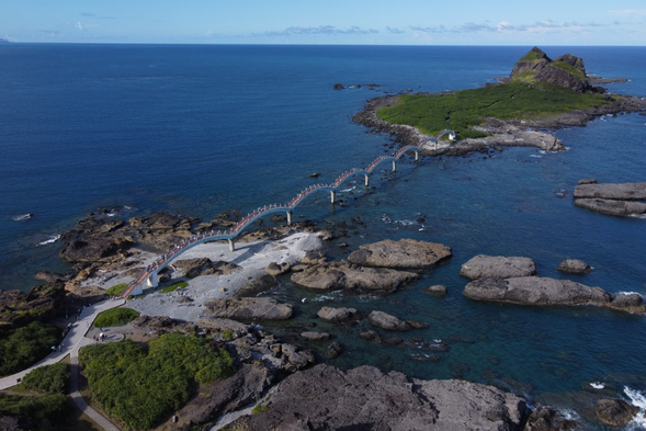 Matsushima Bay Cruise: Matsushima Bay is one of the three scenic spots in Japan, famous for its small island adorned with over 260 pine trees. During the boat tour, it feels like walking through the sea In the garden, the blue sea and sky complement the verdant island in a charming way. Along the way, you can admire the scenic spots of Renwang Island, Zhongdao Island and other strange rocks, and listen to the tour guide's narration of the biography of Ida Masamune Say it. Whether it's sunny or misty, Matsushima Bay always presents the beauty of tranquility in different colors, making it the most representative romantic sea experience in Sendai.