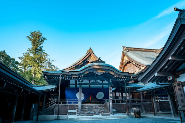 Ise Shrine is known as the top shrine in Japan with over 80000 shrines, and is the center of Shintoism in Japan. It was once known as Ise Grand Shrine, officially named Shrine, and affectionately referred to as GoIse (Ise's nickname). Ise Shrine is one of the most important shrines in Japan, with a continuous stream of visitors since ancient times. It is estimated that over 6 million people come to worship and visit it every year. Ise Shrine was not opened until around 2 BC and is a special shrine that prohibits ordinary people from entering to worship. It was not opened until after the 12th century, and as a result, the shopping district in front of the shrine, Menmaemachi, flourished and developed, forming a special commercial district.