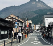 奥日田大山梅酒藏所在的日田市大山町是梅的产地,梅酒藏使用当地熟练梅农用有机肥培育的梅子作为原料。梅酒藏内设有工房,可供游客参观梅酒的制造过程,还设有免费试饮角落,游客可以品尝各种梅酒。