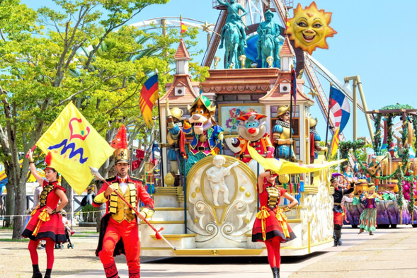 Shima Spanish Village is located on the Shima Peninsula in Mie Prefecture and is the largest Spanish theme park in Japan. Here, the passion and romance of the Sunshine Kingdom are perfectly reproduced: windmills, white walled buildings, and azure sea views intertwine to create a unique Southern European landscape. You can enjoy flamenco dance, ride thrilling roller coasters, and taste authentic seafood rice in the Catalan style neighborhood. In winter, there is a dreamy lighting and Christmas market, with few people and beautiful scenery and no queue, allowing you to leisurely immerse yourself in an exotic atmosphere and enjoy a unique experience different from Universal Studios and Disney.