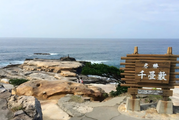 Qianfanfu is a unique landscape located on the west coast of Shirahama City, Wakayama Prefecture. The sandstone geology has been eroded by the Pacific Ocean for a long time, forming a complex terrain of layered layers. From a distance, it looks like many rock formations are stacked together in a staggered manner. The total area of this coastline is about 4 hectares, which can accommodate a thousand tatami mats (Japanese people usually use the size of tatami mats to measure the area), hence the name "Qianfanfu". Along with San Duan Bi and Yuan Yue Island, it has become a scenic spot in Shirahama. Qianfufu is a sunset viewing spot that locals are proud of. When the weather is clear, you can see the entire process of the sun slowly sinking into the Pacific Ocean. This beautiful scenery has also been selected as one of the "Top 100 Sunset Spots in Japan". In addition, the remote location with few people, the rugged and unique terrain, and the rolling waves of the Pacific Ocean make it feel like you are at the end of the world watching the sunset set here.