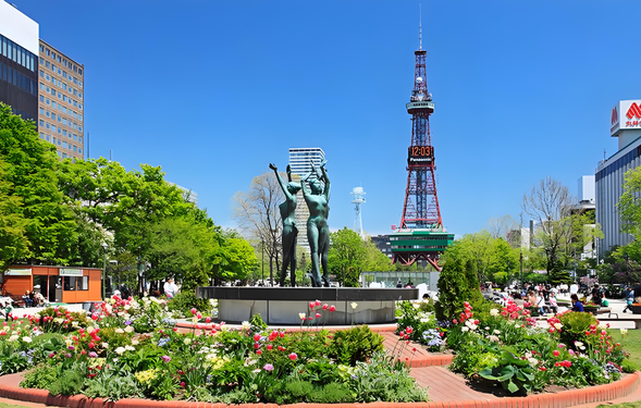 【大通公园】(约30分钟)大通公园位于札幌中心地带,东西走向,从中央区大通西1丁目到12丁目长约1.5公里。公园里种植着紫丁香等几千棵树木,花坛一年四季都被各种鲜花装点着,还有不断变化造型的喷泉,景色宜人。札幌地标之一的札幌电视塔矗立在大通公园的东端,登上90米高的展望台可以一览札幌的绝美风景。电视塔在夜间会被灯光照耀的光彩夺目,特殊节日时还有花样各异的唯美灯光。