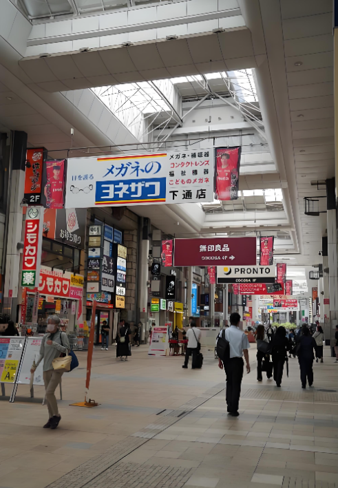 熊本上通商店街是熊本市一条颇具特色的拱廊商店街,街道上有约 170 家店铺,有餐厅、精品店、珠宝店、杂货店及咖啡馆等。此外,因过去学生常来,这里还保留着书店、文具店、画廊等,吸引了许多年轻人聚集。