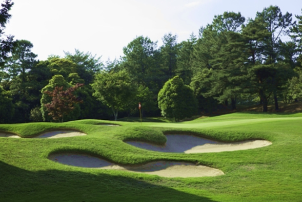 打卡六甲国际高尔夫俱乐部(或同级)名门球场!依山而建的球道与葱郁山林相融,挥杆时远眺濑户内海粼粼波光与神户全景,自然美景与竞技乐趣双重加持,英式典雅会所更添质感。
六甲国际高尔夫俱乐部,位于日本兵库县神户市北区山田町西下字押部道15号,成立于1975年8月23日。
该俱乐部拥有两个主要球场:东球场和西球场。东球场曾举办过2015年日本公开赛等赛事,西球场则由加藤福一设计,具有美式风格,强调控球技巧。 俱乐部的练习场设有280码长、48个打席的设施,使用与正式比赛相同的球,方便球员准确了解球的飞行距离和轨迹。
此外,俱乐部每年举办三得利女子公开赛等多项赛事,并曾承办过两次日本公开赛等大型赛事。