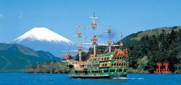 Lake Ashi Cruise (Ticket at your own expense) Lake Ashi is the core area of Hakone tourism, located in the west of Hakone-cho and at the southern foot of Mount Komagatake. The lake covers an area of 690 hectares, with a depth of 723 meters and a circumference of 17.5 kilometers. It is a volcanic lake formed over 4,000 years ago due to volcanic activity, with the valley carved by the lake's waters. Lake Ashi is backed by Mount Fuji. The lake and the mountain reflect each other, presenting different scenery in different seasons. The walking path around the lake is lined with verdant pines and cedars, creating a very pleasant scenery. There are many black bass and trout in the lake, and many Japanese people often go boating, fishing, and swimming here. In May, Lake Ashi is filled with fresh green mountains and clear blue waters. Looking north from the southern shore of Lake Ashi, Mount Fuji can be seen. The mountains on the eastern shore of Lake Ashi and the pirate cruise boats are a scenic spot on Lake Ashi.