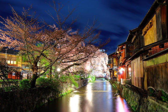 Recommended attractions for night tours: (self visit)
Kyoto Shimizu Ancient Street: It is one of the most representative historical districts in Kyoto, blending Tang and Song architectural styles with modern commercial atmosphere.