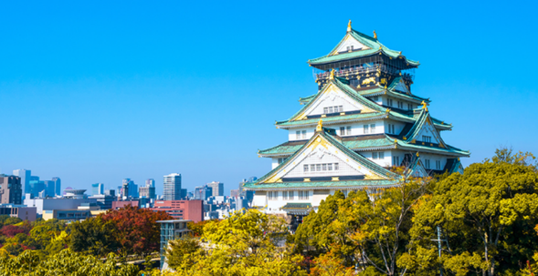 大阪的标志性景点,日本三大名城之一。公园内的天守阁巍峨壮观,周围是广阔的绿地与历史遗迹。四季景色各异,春樱夏绿,秋冬别有风情。