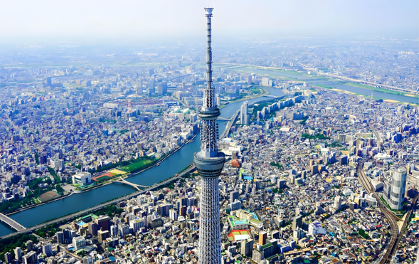 乘车经过东京的新地标——晴空塔。这座634米高的电视塔是世界最高的自立式电波塔,天气晴朗时可以从车内远眺其壮观身姿。