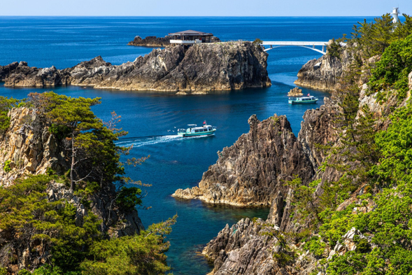 Senkaku Bay is located on the northwest coast of Sado Island and is famous for its strange rocks and blue waters. Taking a boat or strolling along the shore, you can enjoy the beautiful scenery of the sea crashing against rocks and the gentle sea breeze, making it an excellent place to take photos and feel the power of nature.