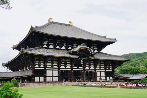 Todaiji Temple: (Admission fee to be paid by oneself) Todaiji Grand Buddha Hall, located in Nara, Japan, is the largest existing wooden structure building in Japan. The Great Buddha Hall is 57.01 meters wide, 50.48 meters deep, and 48.74 meters high. Inside the hall, there is a 15 meter high statue of Lushena Buddha. The Buddha Hall was first built in 752 AD to accommodate the large Buddha statue of Lushena.