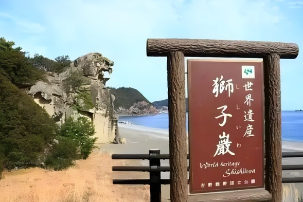 Lion Rock, facing Xiongye Beach, is a natural creation created by the waves and wind over the years, resembling a giant lion roaring towards the sea.