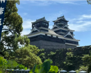 远眺熊本城:位于日本熊本县熊本市中央区,与大阪城、名古屋城合称为日本三大名城。“熊本城迹” 被指定为国家特别史迹,其中橹、城门、塀等 13 栋建筑被指定为国家重要文化财产。