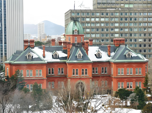 【北海道旧道厅】(外观 约20分钟)是位于日本北海道札幌市的一座历史建筑,具有重要的历史和文化意义。 该建筑建于1888年,采用红砖建造,具有巴罗克风格,是北海道开拓时代的象征。