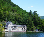 日田城下町是位于日本大分县日田市的历史街区,有着独特的魅力和丰富的文化内涵。豆田町的街区呈棋盘格状,保留着许多旧宅和资料馆,洋溢着浓郁的近代后期工商业城的风貌,因其珍贵已被选定为日本重要传统建筑物群保存地区。