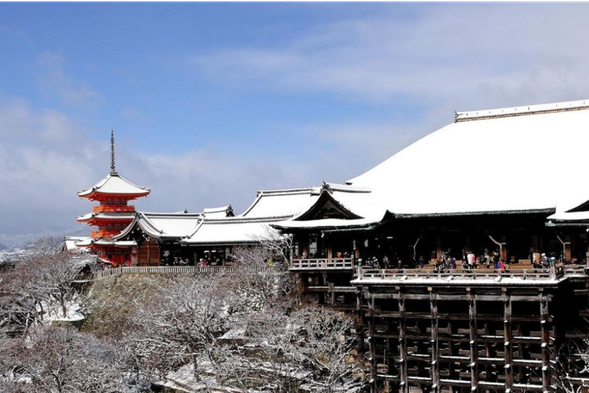Kiyomizu Temple is one of the most famous Buddhist temples in Kyoto, known for its magnificent wooden stage that overlooks the surrounding natural beauty. The temple enshrines Guanyin Bodhisattva, attracting numerous believers and tourists. In spring and autumn, cherry blossoms and red leaves add charming colors to temples, making it an ideal place to experience the beauty of Japanese culture and nature.