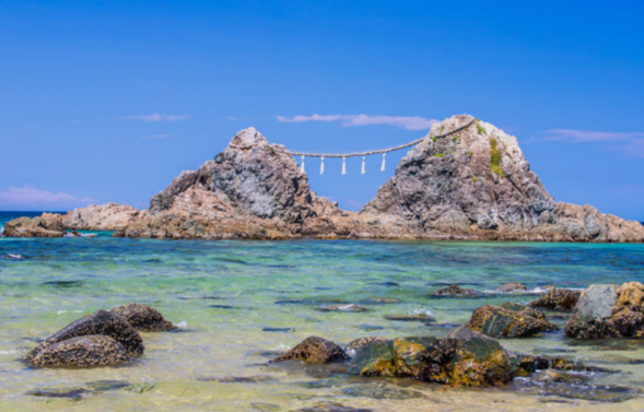 前往二见浦。【预计车程:约30分钟】【停留时间:约45分钟】 观赏被注连绳相连的夫妇岩,祈求良缘与夫妻圆满。