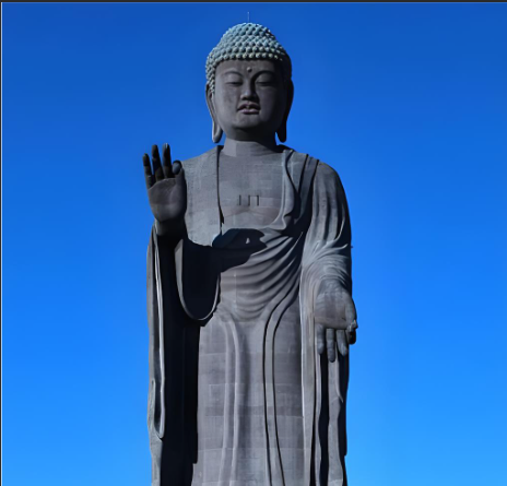 (車览)牛久大佛,又称牛久阿弥陀佛,位于日本茨城县牛久市,是世界最高的青铜立佛,也是世界第二高的佛像。牛久大佛由净土真宗东本愿寺派建造,于1986年动工,1992年11月完工。佛像总高120米,其中像高100米,基座高20米,总重约4000吨。佛像采用钢架结构支撑,表面覆盖6000多块青铜板,曾被吉尼斯世界纪录认证为世界最大的青铜佛像。