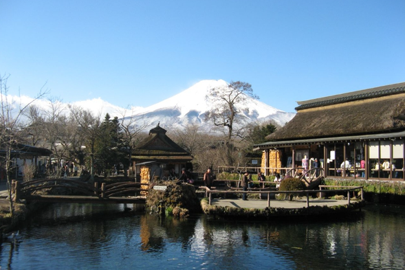 Oshino Hakkai: Named after the eight clear springs scattered in a well-proportioned manner, "Oshino Hakkai" has gained fame far and wide. It is said that Oshino Hakkai has existed for 1200 years, formed by the melting snow of Mount Fuji filtering through the strata to produce eight clear freshwater springs: Oboiike Pond, Soko Pond, Tsuboko Pond, Choku Pond, Yuki Pond, Kyogoku Pond, Chou Pond, and Outlet Pond. The average water temperature of Oshino Hakkai is about 13 degrees Celsius, and the water is clear and sweet. It is known as the "Japanese Jiuzhaigou Valley Scenic and Historic Interest Area" and is designated as a national natural scenic spot in the Oshino area. In 1985, it was selected as one of the "Top 100 Famous Waters in Japan". It is a nationally designated natural monument, one of the Top 100 Famous Waters, and one of the New Hokkai Hundred Scenic Spots.