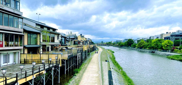 【Strolling Along the Kamogawa River】The Kamogawa River, a Grade I river representing Kyoto, spans 31 kilometers in length. The water of this river is crystal clear and flows through the heart of Kyoto. Since ancient times, residents have been residing on both banks of the river, particularly on the west and south banks. Although Kyoto is no longer the capital, it still attracts numerous foreign and local tourists. Gion is situated in the middle of the Kamogawa River, surrounded by numerous shops offering stunning views of the river. Especially at night, there are walking and cycling paths along both banks of the river.
