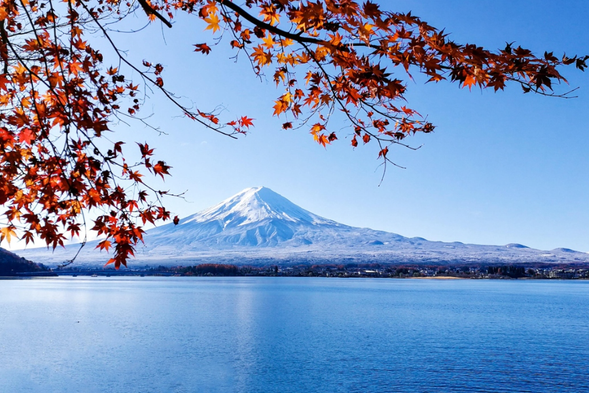 【远观富士山】 日本最著名的景点之一,提供壮观的自然美景。山峰雄伟 ,常年积雪,周围 被湖泊和田野环绕,四季景色各异。尤其在秋冬时节,晴朗的天气下,富士山的倒影在湖面 上形成迷人的画面 ,是摄影爱好者和游客必访之地。