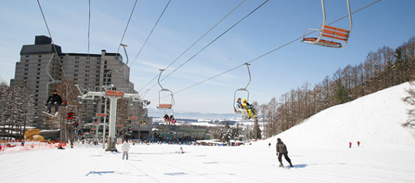 豬苗代滑雪場位於日本東北福島縣,坐落在日本百大名山之一的磐梯山山麓,鄰近日本第四大湖——豬苗代湖。地理位置得天獨厚,也讓這座雪場在東北一帶始終保有高人氣。