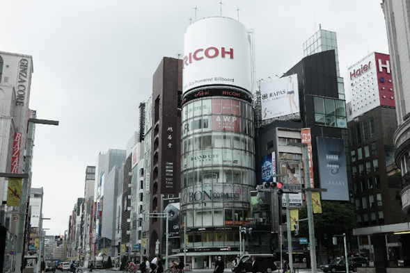 【银座】东京最著名的购物和商业区之一,以奢华的百货商店、高档品牌和精致的餐厅闻名。 街道两旁是融合现代与传统的建筑,展现出独特的都市风貌。每年举办的各种文化活动吸引 了大量游客 ,银座不仅是购物的乐园 ,也是品味日本时尚与艺术的理想之地。