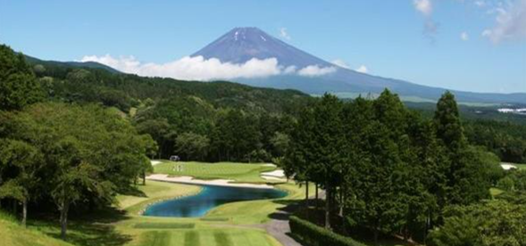 前往裾野乡村俱乐部(或同级球场),收官之战解锁特色场地,在舒适景致中享受挥杆收尾,沉淀旅途美好。
裾野乡村俱乐部,位于日本静冈县裾野市今里1060号, 球场地处富士山南麓,环境优美,提供独特的高尔夫体验。
球场设计精良,拥有多个具有挑战性的洞,适合不同水平的球手。例如,第3洞是一个笔直的四杆洞,球道宽阔,适合自信挥杆;第6洞为短距离的四杆洞,设有水障碍,需要精准的击球策略。俱乐部提供多种服务,包括餐饮和练习设施,以满足球手的各种需求。
此外,俱乐部还举办各类比赛和活动,为会员和访客提供丰富的高尔夫体验。
