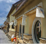 汤之坪街道是日本大分县由布院小镇上一条极具魅力的商业街,街道两旁店铺林立,风格各异,充满了小清新范儿。这些店铺大多具有江户时代的氛围,给人一种古朴而典雅的感觉。街道上有一些特色咖啡店,如全球仅此一家的 Snoopy 主题茶屋,以抹茶口味的冰饮、拿铁和抹茶卷等为特色。还有汽车历史馆,展出了 70 多台老汽车,包括上世纪二三十年代的福特车、木炭车等。