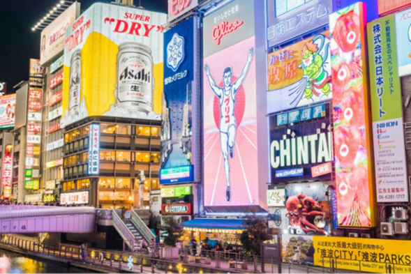 There are various gifts in the duty-free shop for you to choose from, which can be given to family and friends, or to yourself.
Shinsaibashi and Dotonbori are famous shopping streets in Osaka, known for their bustling shops and food stalls. On both sides of the block, there are fashion brands, traditional handicraft shops, and restaurants, where tourists can shop and taste local specialties, experiencing the strong cultural atmosphere of Osaka.