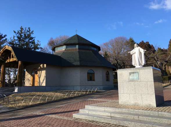 【特拉比斯奇奴女子修道院】(约30分钟)于1898年由法国派遣来日本的8名修女创建,是日本第一家女子修道院,至今仍有数十位修女在严格的纪律下过着修道生活。修道院的内庭禁止参观,但前庭对游客开放。这里的红砖建筑清新别致,院内有圣母像等雕塑,给人以圣洁的印象。特设的展室内展示着修女们的日常生活资料。