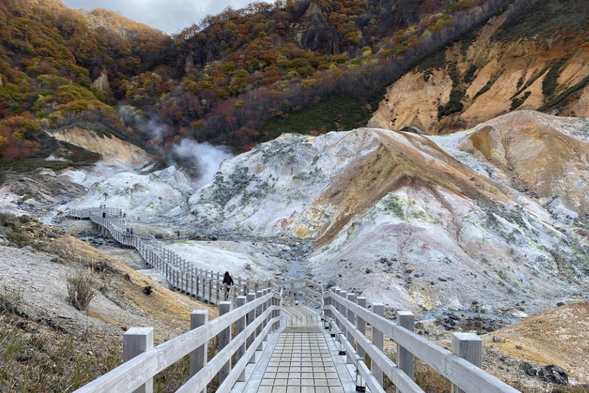 Dengbie Hell Valley is a natural hot spring wonder formed by volcanic activity. Sulfur vapor gushed out from the rock fissures, resembling the gates of hell, hence the name. Strolling along the wooden boardwalk, you can get a close-up view of the hot steam churning at the spring mouth and the spectacular colors of the rock walls. Under the night light, the valley is shrouded in clouds and mist, exuding a mysterious atmosphere. This is not only a scenic spot, but also one of the most famous hot spring healing destinations in Hokkaido.