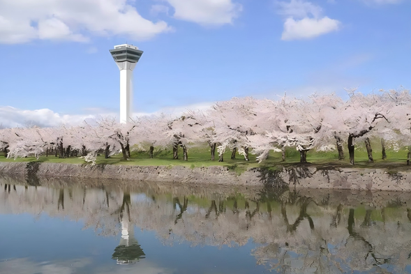 Wulengguo Park Wulengguo Pagoda, Wulengguo is the first Western style castle relic in Japan, famous for its unique pentagonal star shape. When the cherry blossoms are in full bloom in spring, the pentagonal wall turns into a pink ocean, reflecting in the moat, extremely romantic. Climbing up to the Five sided Pagoda, one can enjoy the panoramic beauty and learn about the history of the late Edo period reform. This used to be the last battlefield between the new government army and the old shogunate army, but now it has become the name of the flower symbolizing peace and rebirth.