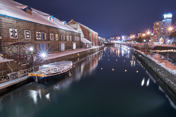 The Otaru Canal has witnessed the rise and fall and romance of this port city. The stone warehouse stands along the river, with retro gas lamps reflecting a nostalgic atmosphere. In the evening, a faint light falls on the river, accompanied by the melodies of street performers, as if traveling through old times. Nowadays, the canal has transformed into an art and coffee district, making it one of the most poetic walking routes in Hokkaido and an eternal scene in the hearts of couples and photographers.