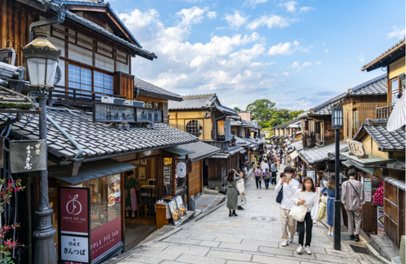 清水寺门前的石板路,保留着江户时代的风貌。两旁的传统町家建筑中,售卖着京扇子、八桥点心、清水烧等特色工艺品。