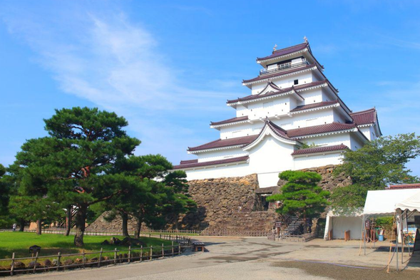 Aizu Wakamatsu Castle (Crane Castle) is a historical symbol of Fukushima, named "Crane Castle" after the white decoration on the roof of the castle resembling a dancing crane. Climbing up the castle tower, you can overlook the downtown area of Aizu, learn about the history of the Warring States period and samurai culture, and stroll through the courtyard inside the city, as if traveling back to the Edo period.