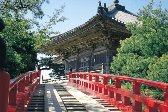 Ruiyan Temple is located on Matsushima Island and was built during the Muromachi period. It is one of the famous Zen temples in Japan. There are exquisite wood carvings and murals in the temple, and the courtyard is peaceful and elegant. Walking in it, one can feel the historical sedimentation and Zen atmosphere of hundreds of years.